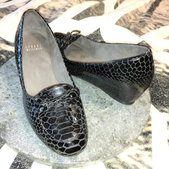Stuart Weitzman Black Snake Embossed Patent Leather Low Wedge Loafer 6.5 - Picture 1 of 8